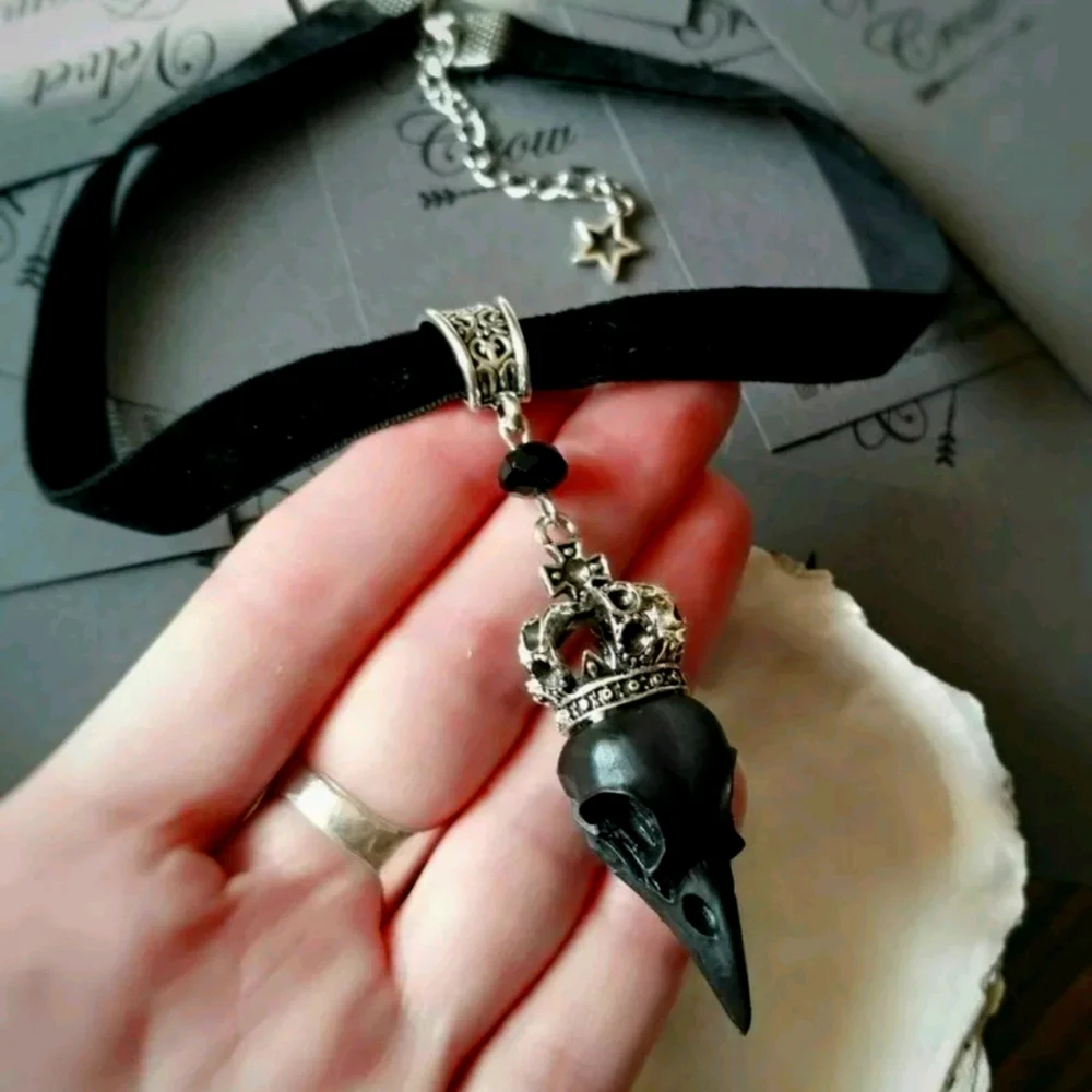 Black Resin Raven skull with Crown on velvet choker - Picture 1 of 2